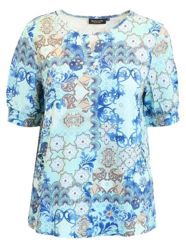 Signature dames shirt in mintgroen en blauw met een gedetailleerde ornamenten print, ronde hals met inkeping en korte pofmouwtjes