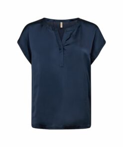 Soyaconcept Thilde 43 blouse in donkerblauw met zijdelook, V-hals en knopenlijst