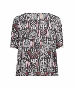 Soyaconcept Golfi 1 dames blouse met unieke zwart-roze grafische print en korte mouwen - model 41886_PF_2026_4985C_W_01 (1).jpg