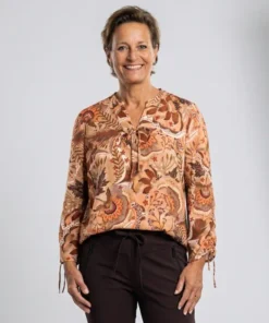 Dreamstar dames blouse Skyler met motief, driekwart mouw en elastische zoom in terracotta model2