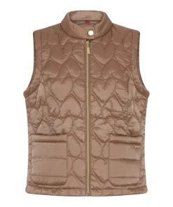 Nougatkleurige gewatteerde dames bodywarmer van Micha met een hartjes-stiksel, gouden ritssluiting en twee opgestikte zakken voorop.