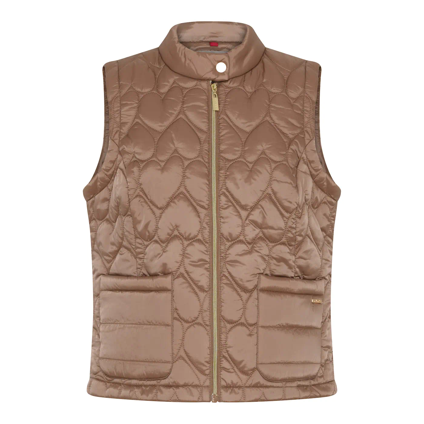 Nougatkleurige gewatteerde dames bodywarmer van Micha met een hartjes-stiksel, gouden ritssluiting en twee opgestikte zakken voorop.