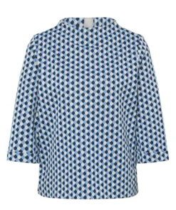 Lichtblauw geprinte Rabe damestrui met een all-over geometrisch motief, driekwart mouwen met omslag en een opstaande turtleneck hals.