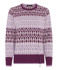 Dames trui van Micha met grafisch zigzagpatroon in aubergine, lila en wit, ronde hals en sierritsje onderaan op een witte achtergrond.