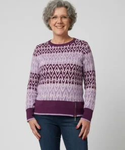Dames trui van Micha met grafisch zigzagpatroon in aubergine, lila en wit, ronde hals en sierritsje onderaan op een witte achtergrond. model