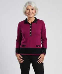 Pruimpaarse dames trui van Micha met zwarte polokraag, knopenlijst met goudkleurige knopen en sierzakjes op een witte achtergrond. model