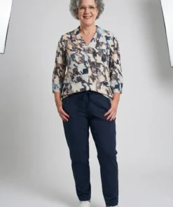 Dreamstar dames blouson Beluga met blauw grafisch dessin, V-hals en elastische zoom model2
