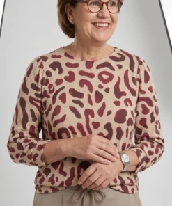 Dreamstar dames truitje Tonia met berry luipaardprint, ronde hals en elastische zoomboord model