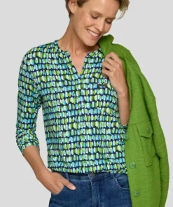 Groen-blauw gemêleerd Rabe damesshirt met een elegante V-hals en driekwart mouwen op een lichte achtergrond.
