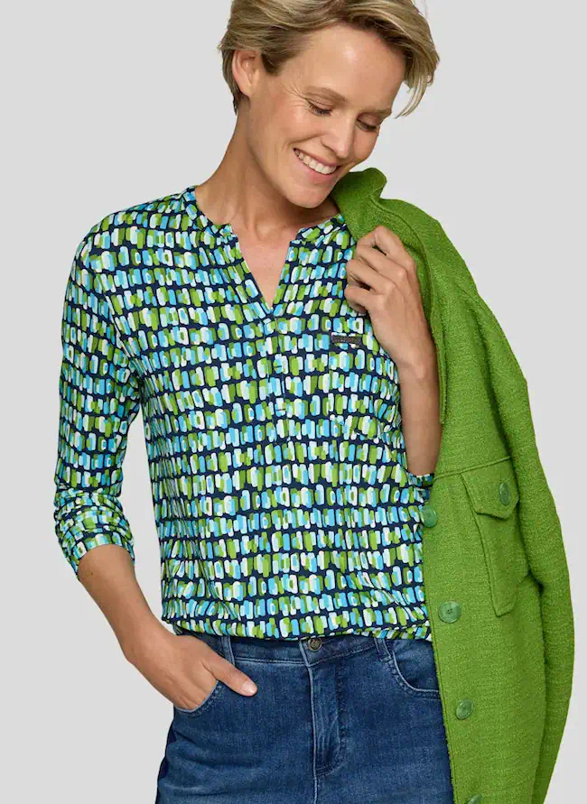 Groen-blauw gemêleerd Rabe damesshirt met een elegante V-hals en driekwart mouwen op een lichte achtergrond.