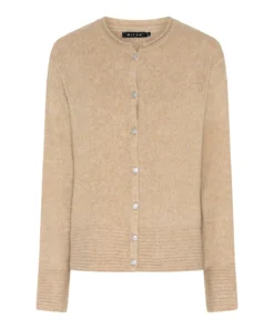Beige fijngebreid dames vest van Micha met ronde hals, glimmende sierknopen en ribboorden op een witte achtergrond.