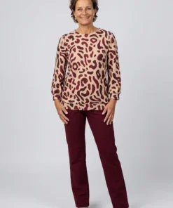 Dreamstar dames travel broek Montel in recht model in de kleur berry bordeauxrood (model)