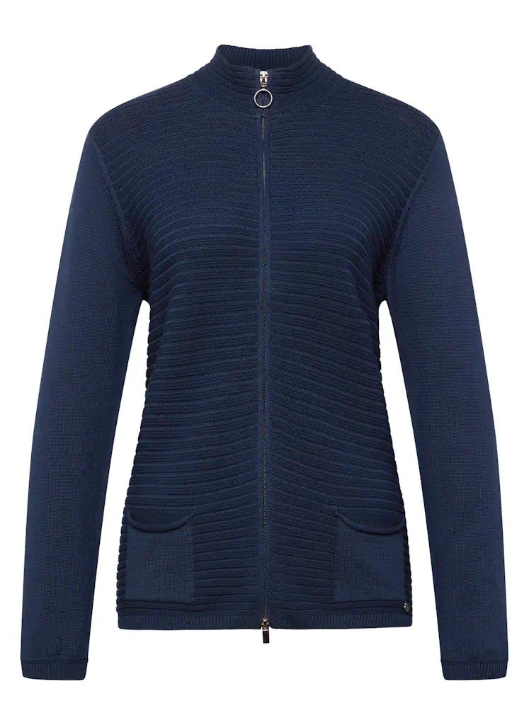 Marineblauw Rabe damesvest met een verfijnde horizontale ribbelstructuur, een deelbare rits en twee comfortabele zakjes.