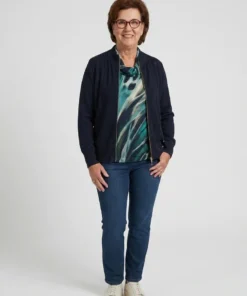 Marineblauw fijngebreid dames vest van Micha met goudkleurige rits, opstaande kraag en een verticale ribbelstructuur op het voorpand.model