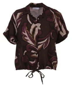 Port-kleurige Enjoy damesblouse met een botanische bladprint, korte mouwen met omslag, knopen en een taillekoord aan de zoom op een witte achtergrond.