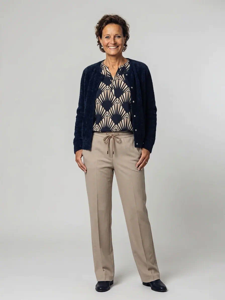Soyaconcept dames blouson Felicity met geometrisch patroon in donkerblauw en zand met elastische zoom model1