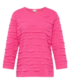 Opvallend roze dames shirt van Rabe met een speelse gelaagde reliefstructuur, ronde hals en driekwart mouwen op een witte achtergrond.