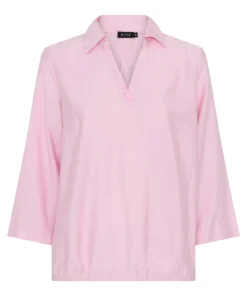 Lichtroze dames poloshirt van Micha in blousonmodel met V-hals, polokraag, driekwart mouwen en elastische zoom op een witte achtergrond.