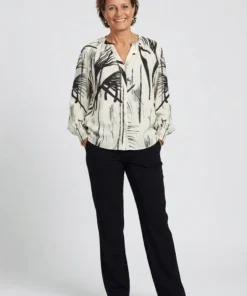 Soyaconcept dames blouse SC-Gopi 1 met zwart-wit abstract dessin, V-hals en gesmokte manchetten model1