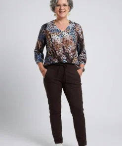 Dreamstar dames travel broek Benny slim fit met taillekoord in de kleur cacao bruin (model)