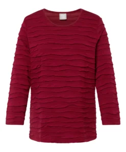 Merlot-rood Rabe damesshirt met driekwart mouwen, een ronde hals en een opvallende horizontale grove ribbelstructuur op een witte achtergrond.