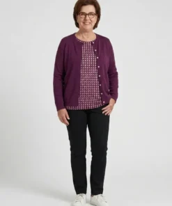 Pruimpaars fijngebreid dames vest van Micha met ingebreid ruitpatroon, ronde hals en knoopsluiting op een witte achtergrond model