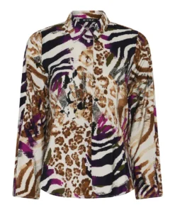 Dames blouse van Micha met klassieke kraag, knoopsluiting en dierenprint in beige, bruin en paars op een witte achtergrond.
