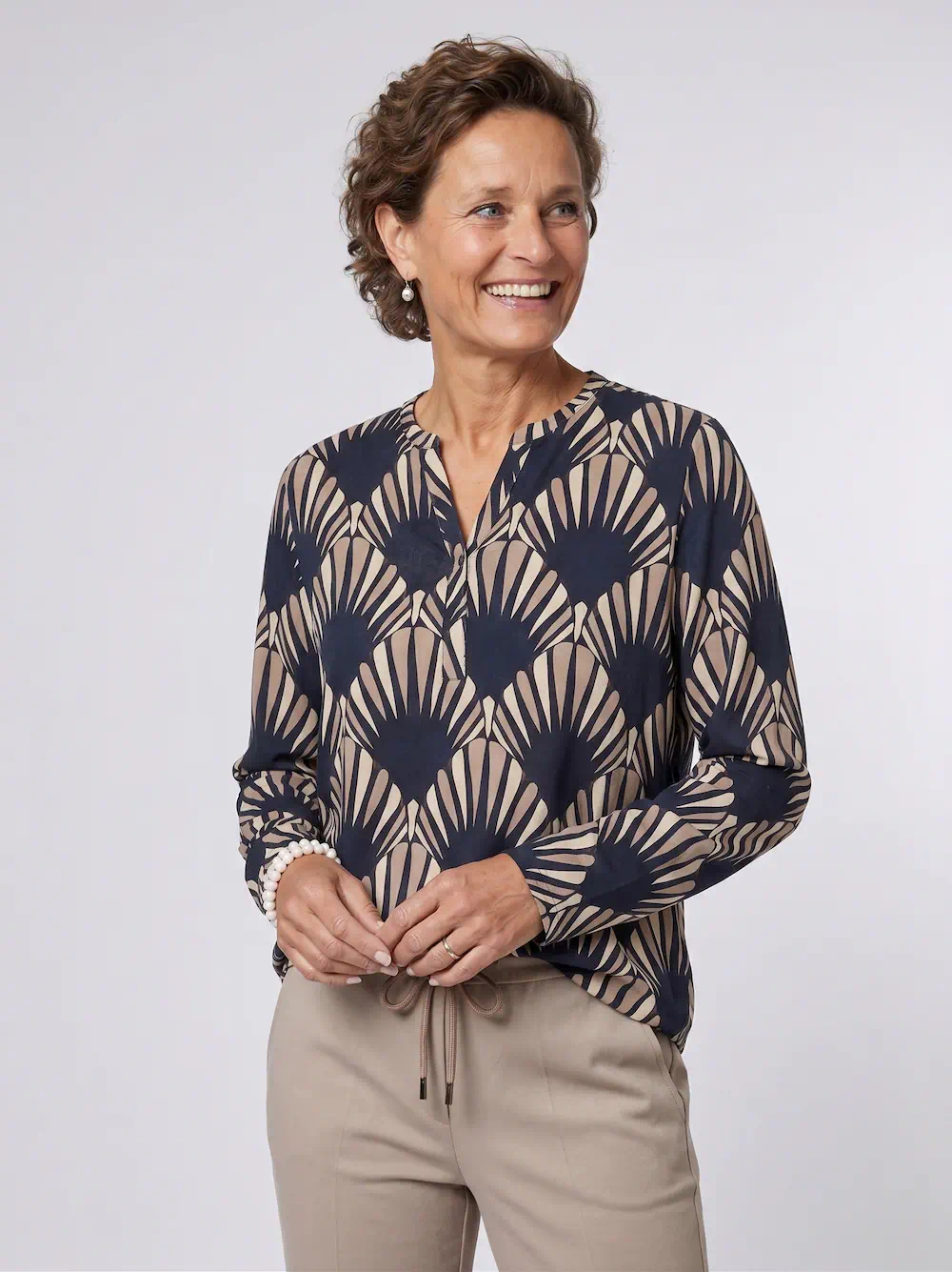 Soyaconcept dames blouson Felicity met geometrisch patroon in donkerblauw en zand met elastische zoom model2