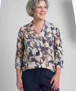Dreamstar dames blouson Beluga met blauw grafisch dessin, V-hals en elastische zoom model