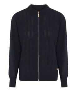 Marineblauw fijngebreid dames vest van Micha met goudkleurige rits, opstaande kraag en een verticale ribbelstructuur op het voorpand.