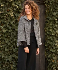 FOS Amsterdam dames capejas Aveline met zwart off-white visgraatmotief, opstaande kraag en knoopsluiting_model1