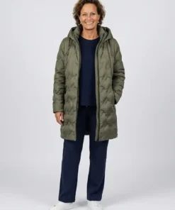 Barbara Lebek lange dames winterjas gewatteerd in olijfgroen met capuchon en ritssluiting in zijnaad_model