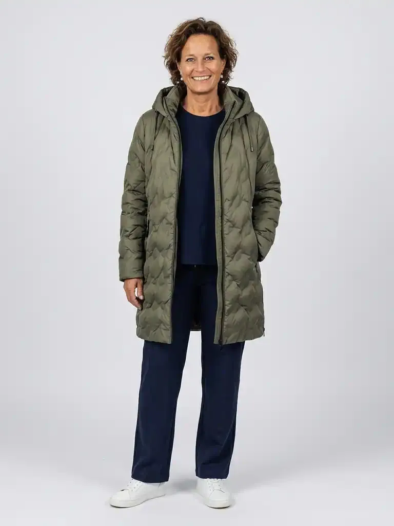 Barbara Lebek lange dames winterjas gewatteerd in olijfgroen met capuchon en ritssluiting in zijnaad_model