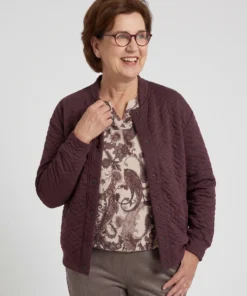 Enjoy dames dunne sweater met V-hals en all-over paisley dessin in bruin taupe en bordeaux_model
