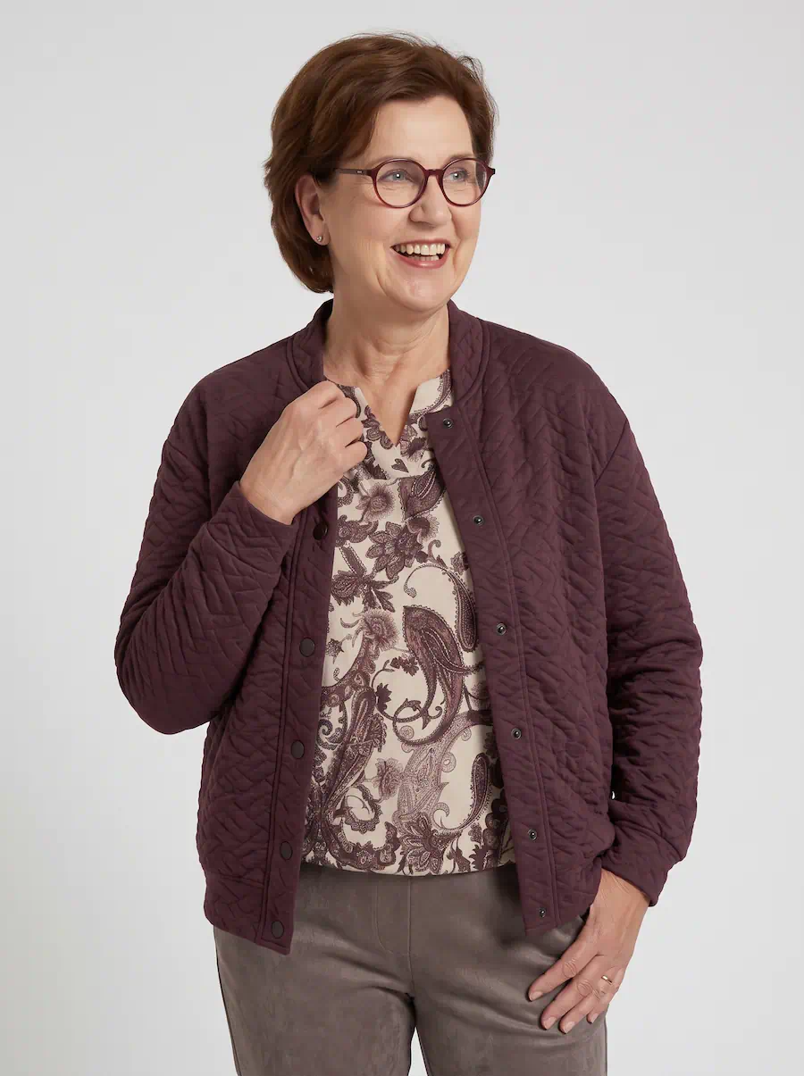 Enjoy dames dunne sweater met V-hals en all-over paisley dessin in bruin taupe en bordeaux_model