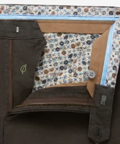 Meyer heren chino model Chicago in bruin met subtiele microstructuur en achterzak met knoopsluiting_rits