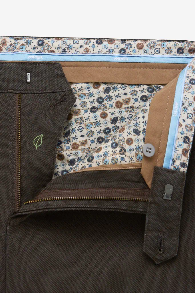 Meyer heren chino model Chicago in bruin met subtiele microstructuur en achterzak met knoopsluiting_rits