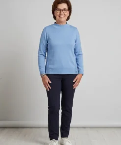Golléhaug dames trui fijngebreid in lichtblauw met turtleneck en zijritsjes aan de boord_model1