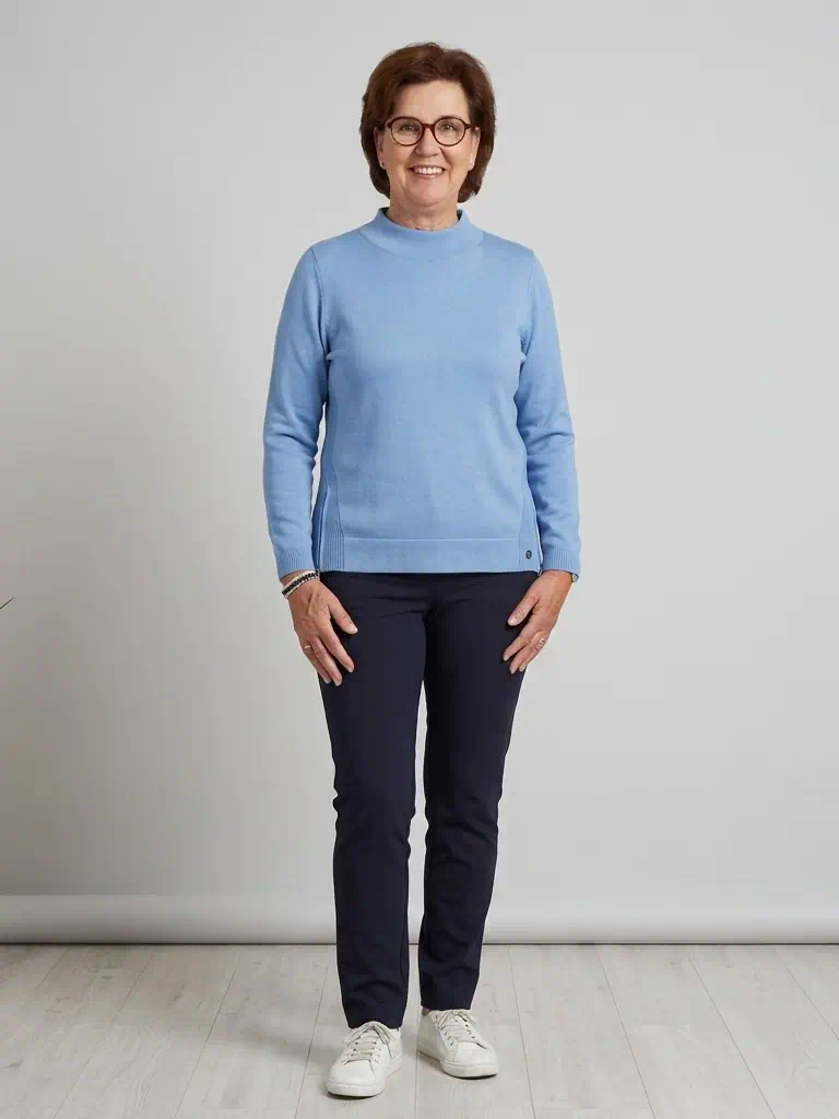 Golléhaug dames trui fijngebreid in lichtblauw met turtleneck en zijritsjes aan de boord_model1