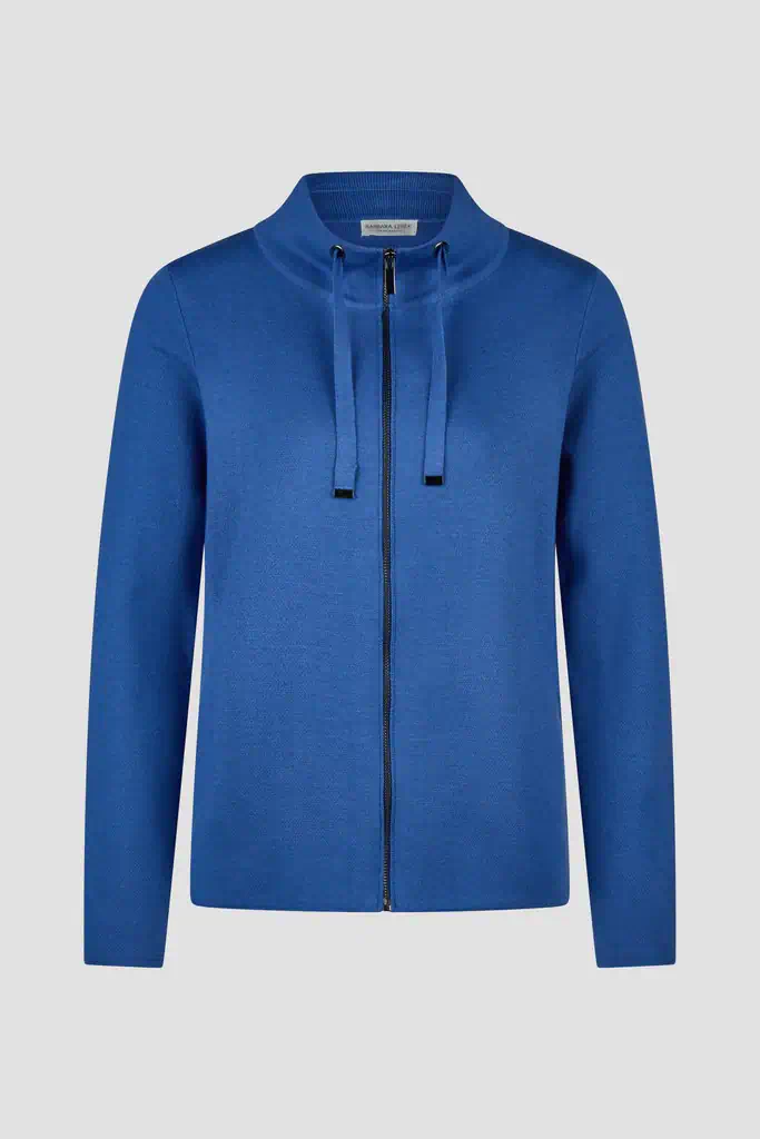 Barbara Lebek dames vest in azuurblauw fijnbreisel met ritssluiting en opstaande kraag met koordjes