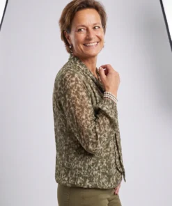 FOS Amsterdam dames blouson Bodi in groen bruin dessin met sierlijke strikkraag en elastische boord_model