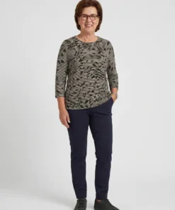 Gollehaug dames shirt met fijne streepjes en 3/4 mouwen in beige en zwart_model1