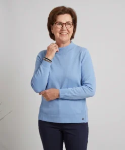Golléhaug dames trui fijngebreid in lichtblauw met turtleneck en zijritsjes aan de boord_model