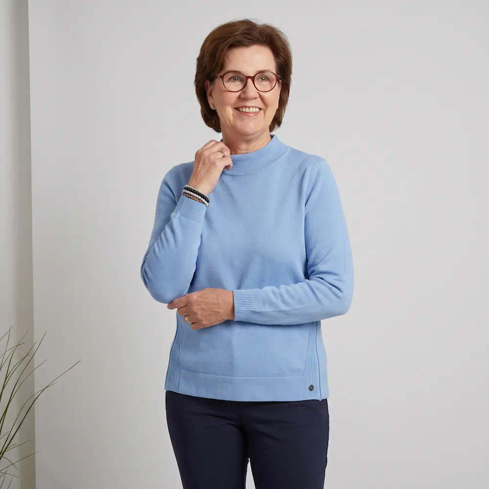 Golléhaug dames trui fijngebreid in lichtblauw met turtleneck en zijritsjes aan de boord_model