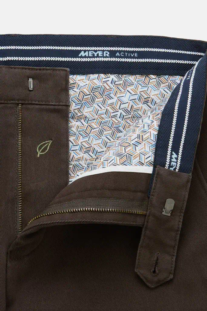 Meyer heren chino model Bonn in donkerbruin met rechte pijpen en flexibele tailleband_voor