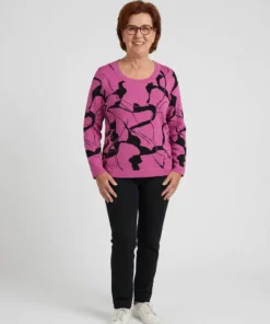 Gollehaug dames trui van fijnbreisel met grafisch dessin in fuchsia roze en zwart met ronde hals_model1