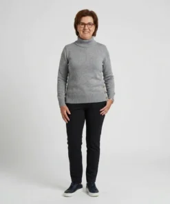 Golléhaug dames trui fijngebreid in lichtgrijs met geribde turtleneck en knoopjes aan de heupboord_model1