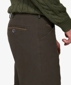 Meyer heren chino model Chicago in bruin met subtiele microstructuur en achterzak met knoopsluiting_achter
