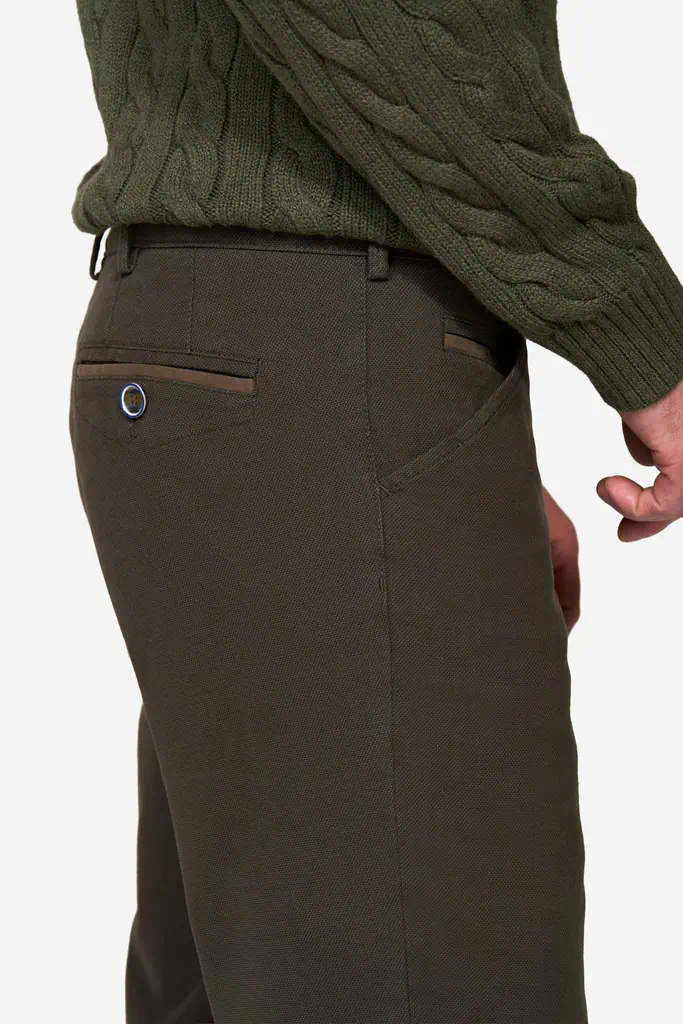 Meyer heren chino model Chicago in bruin met subtiele microstructuur en achterzak met knoopsluiting_achter