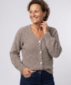 Enjoy dames vest harig gebreid in taupe met V-hals en knoopsluiting_model